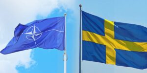 Collage med Nato-flaggan till vänster i bild och svenska flaggan till höger. Blå himmel i bakgrunden.