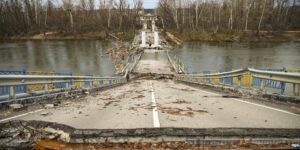 Förstörd bro över flod i Ukraina.